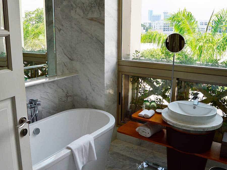 Empregadas de limpeza ou “Kellys”. Essenciais para a higiene do seu hotel. 3 Higienização de casas de banho de hotel por kellys ou empregadas de limpeza